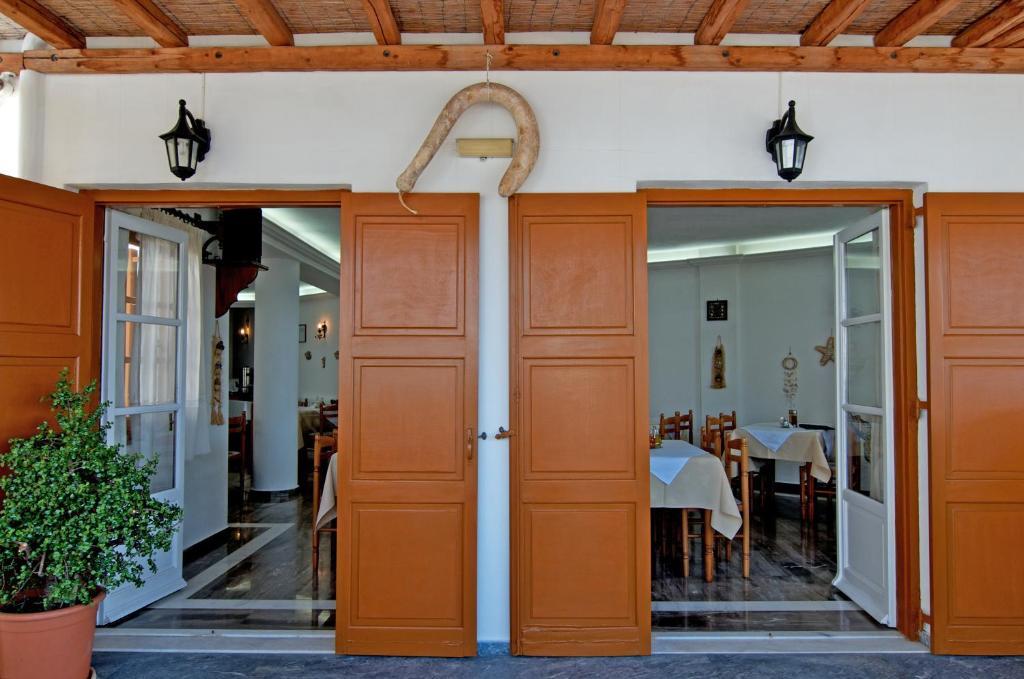 Alex Hotel Турлос Екстериор снимка